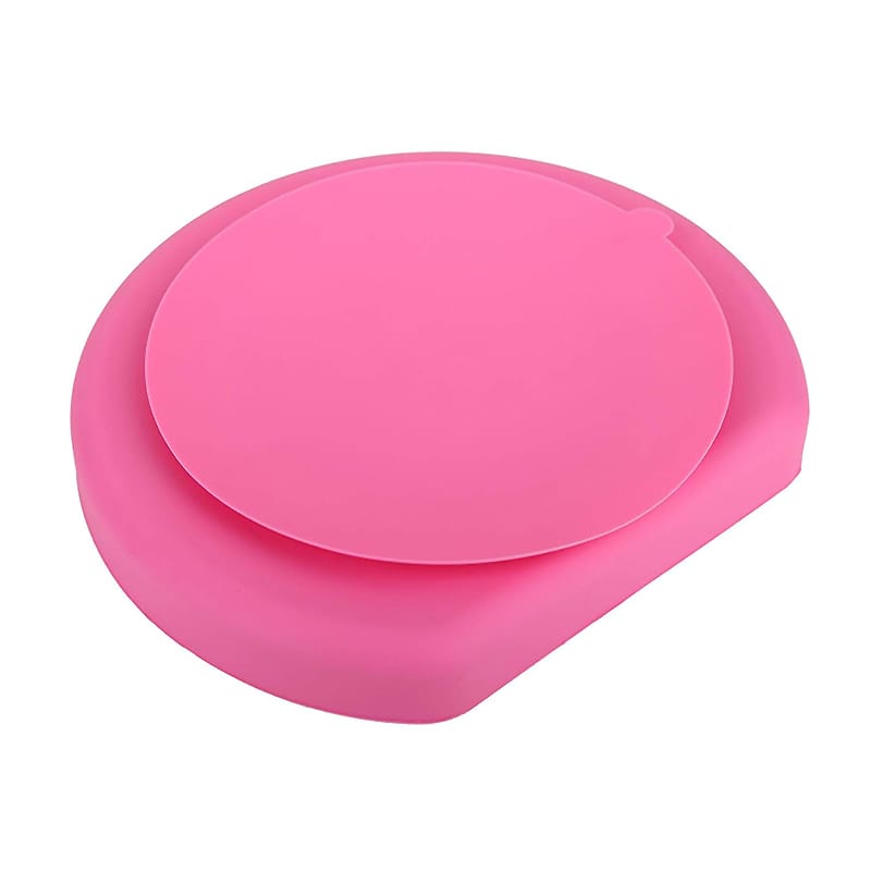 Unterseite einer pinkfarbenen Baby Silikon Saugnapfschüssel, zeigt den Saugnapf für stabilen Halt.