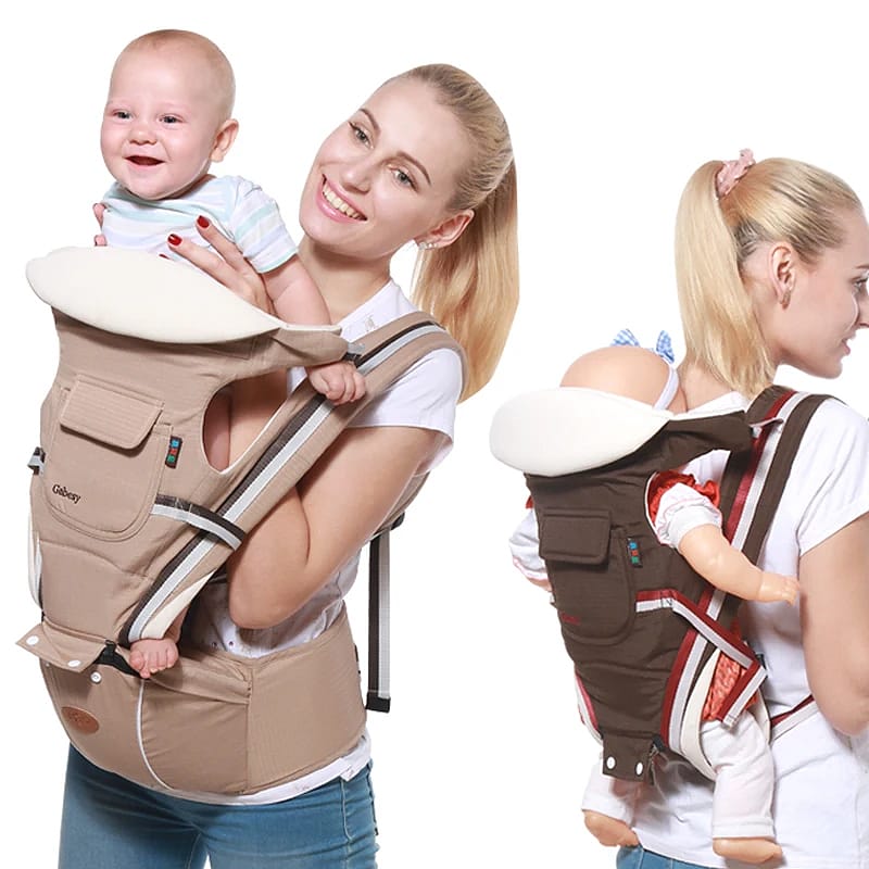 Glückliche Mutter mit Baby in multifunktionalem Babytrage-Rucksack mit Hüftsitz in Beige.