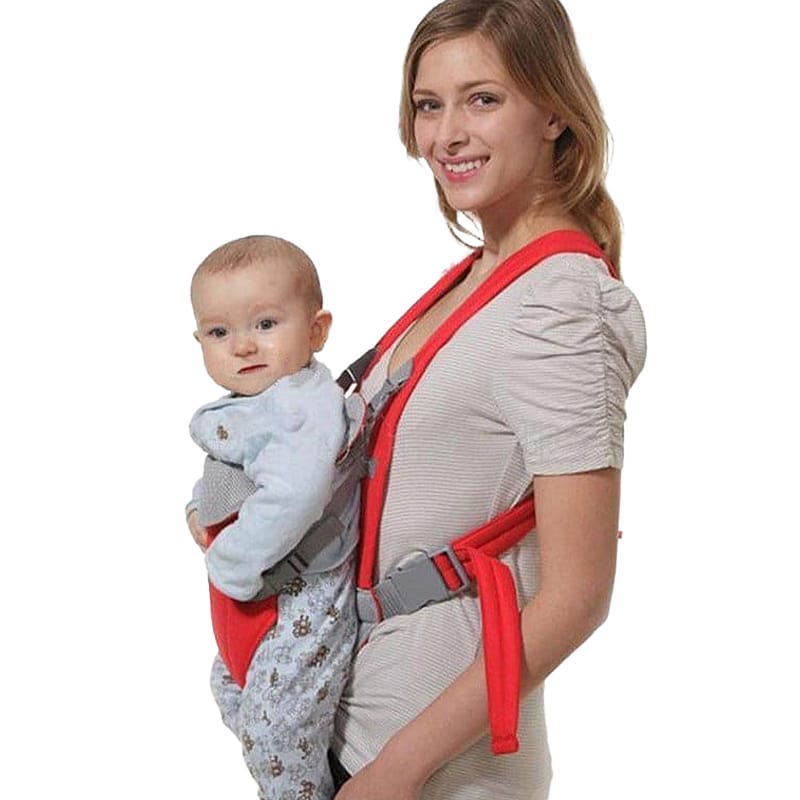 Seitliche Ansicht einer jungen Mutter, die ihr Baby in einer roten, seitlichen Babytrage komfortabel und sicher hält.