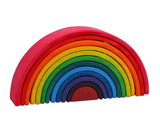Lebhafter Holz-Regenbogen in Montessori-Farben, stapelbares Steckspielzeug zur Förderung kreativer Bildung bei Kindern.