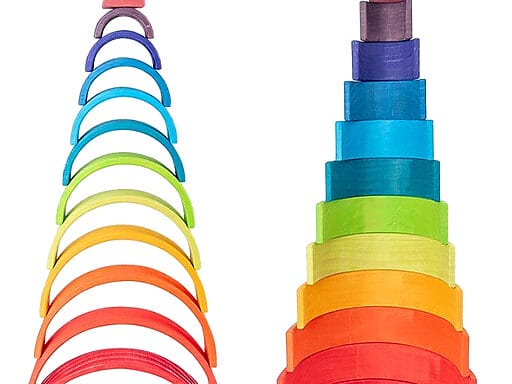 Zwei Montessori Holz-Regenbogen-Türme in Regenbogenfarben, gestapelt zu einer spiralförmigen und einer pyramidenförmigen Struktur, fördern das räumliche Denken und die Farberkennung.