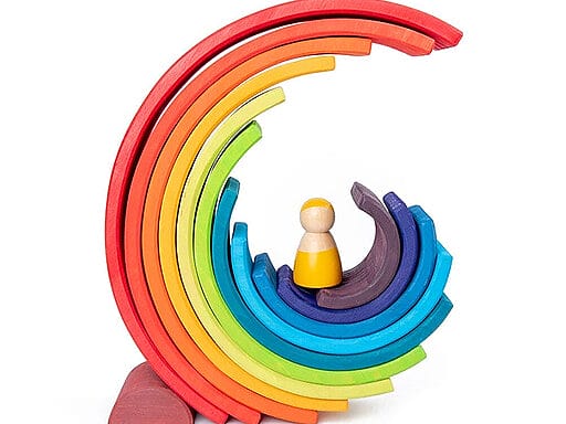 Montessori-inspiriertes Holz-Regenbogen-Steckspielzeug in leuchtenden Farben mit Spielfigur, ideal für sensorisches Spiel und Entwicklung.