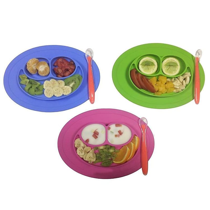 Drei Silikon Baby-Essteller in Blau, Grün und Pink, bestückt mit gesunden Snacks und passenden Löffeln für Babys.
