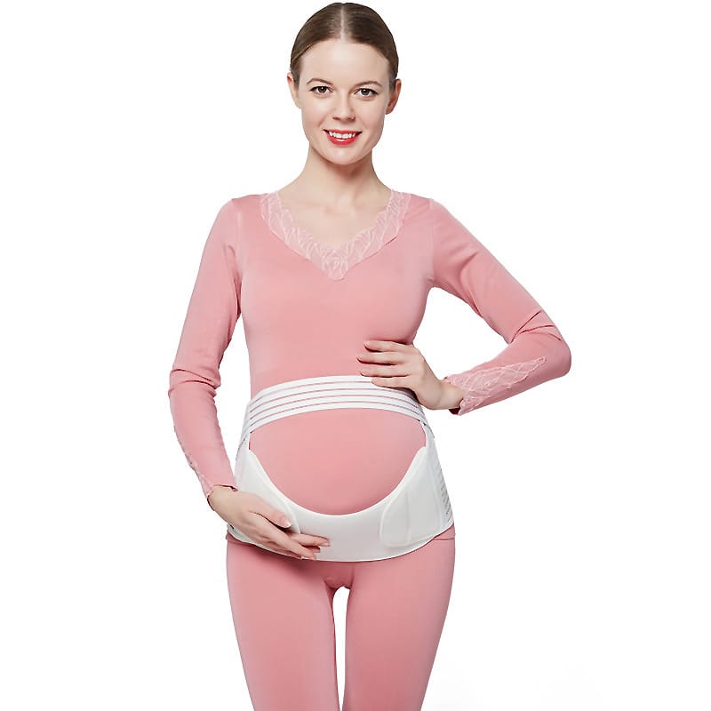 Schwangere Frau in Rosa mit stützendem Schwangerschaftsgürtel für Komfort und Entlastung.