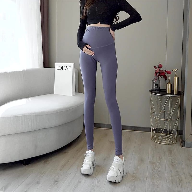 Modische hochtaillierte Sharkfit Umstandsleggings in Violett, ideal für den täglichen Tragekomfort während der Schwangerschaft.