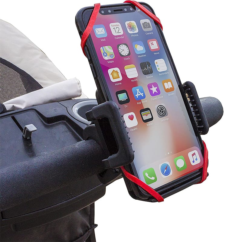 Smartphone sicher im verstellbaren Handyhalter für Kinderwagen befestigt, im Einsatz.