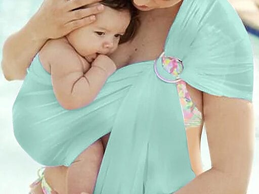 Zärtliche Mutterbindung mit einem mintfarbenen Baby-Baumwolltragetuch am Pool.