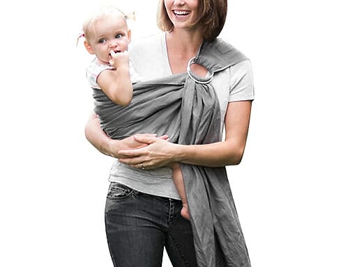 Glückliche Mutter trägt ihr Kleinkind sicher und stilvoll in einem grauen Baby-Baumwolltragetuch.