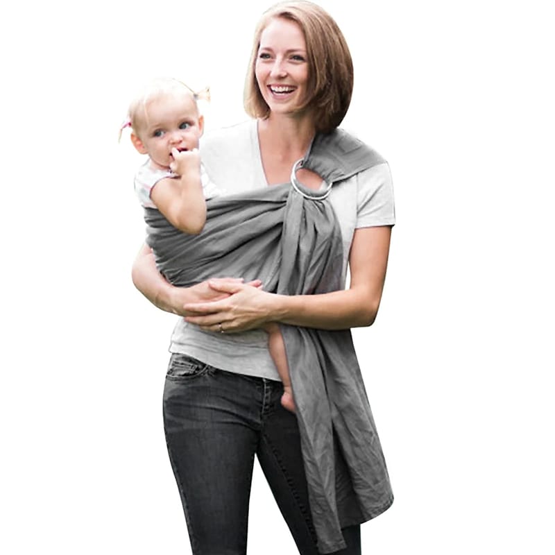 Glückliche Mutter trägt ihr Kleinkind sicher und stilvoll in einem grauen Baby-Baumwolltragetuch.