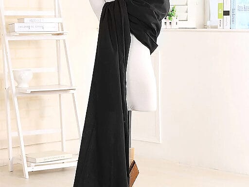 Elegantes schwarzes Baby-Baumwolltragetuch auf Schaufensterpuppe, stilvoll und praktisch.