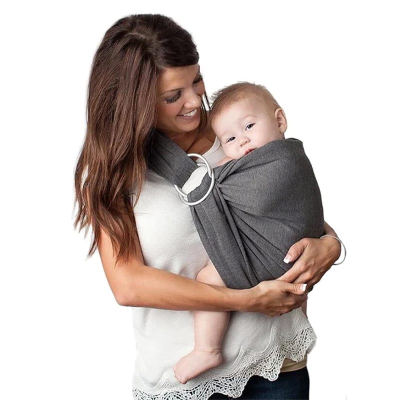 Mutter und Kind genießen Geborgenheit mit einem weichen grauen Baby-Baumwolltragetuch.