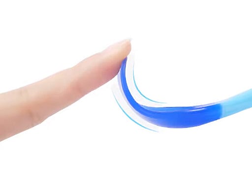 Flexibilität eines blauen Silikonlöffels aus dem 3er-Set für Babys, leicht gebogen zwischen Fingerspitzen.