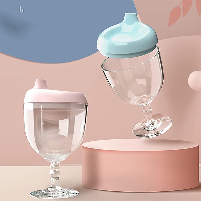 Zwei Baby Trinkbecher mit Schnabeltüllen in Pastellrosa und -blau, ästhetisch präsentiert auf einer modernen Oberfläche.