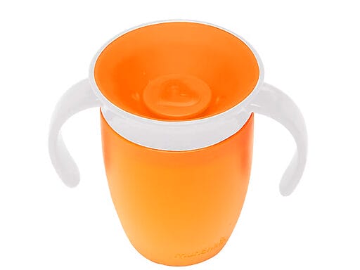Auslaufsicherer Baby-Trinklernbecher in Orange mit weißen Griffen für sicheres Greifen und Trinken.