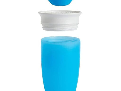 Einzelteile des auslaufsicheren Baby-Trinklernbechers, getrennt dargestellt in Blau und Weiß, zur einfachen Reinigung und Handhabung.