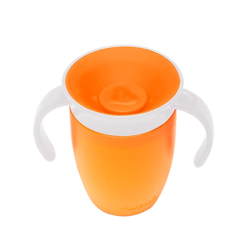 Auslaufsicherer Baby-Trinklernbecher in Orange mit weißen Griffen für sicheres Greifen und Trinken.