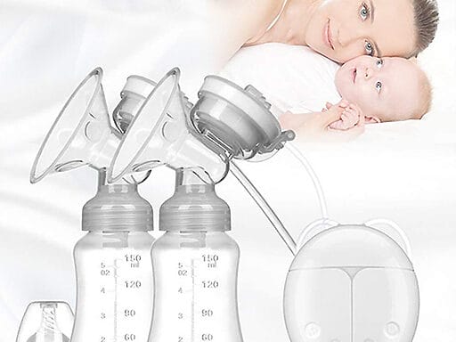 Liebevolle Mutter mit Baby und elektrischer Doppelmilchpumpe, ideal für effizientes Abpumpen von Muttermilch.