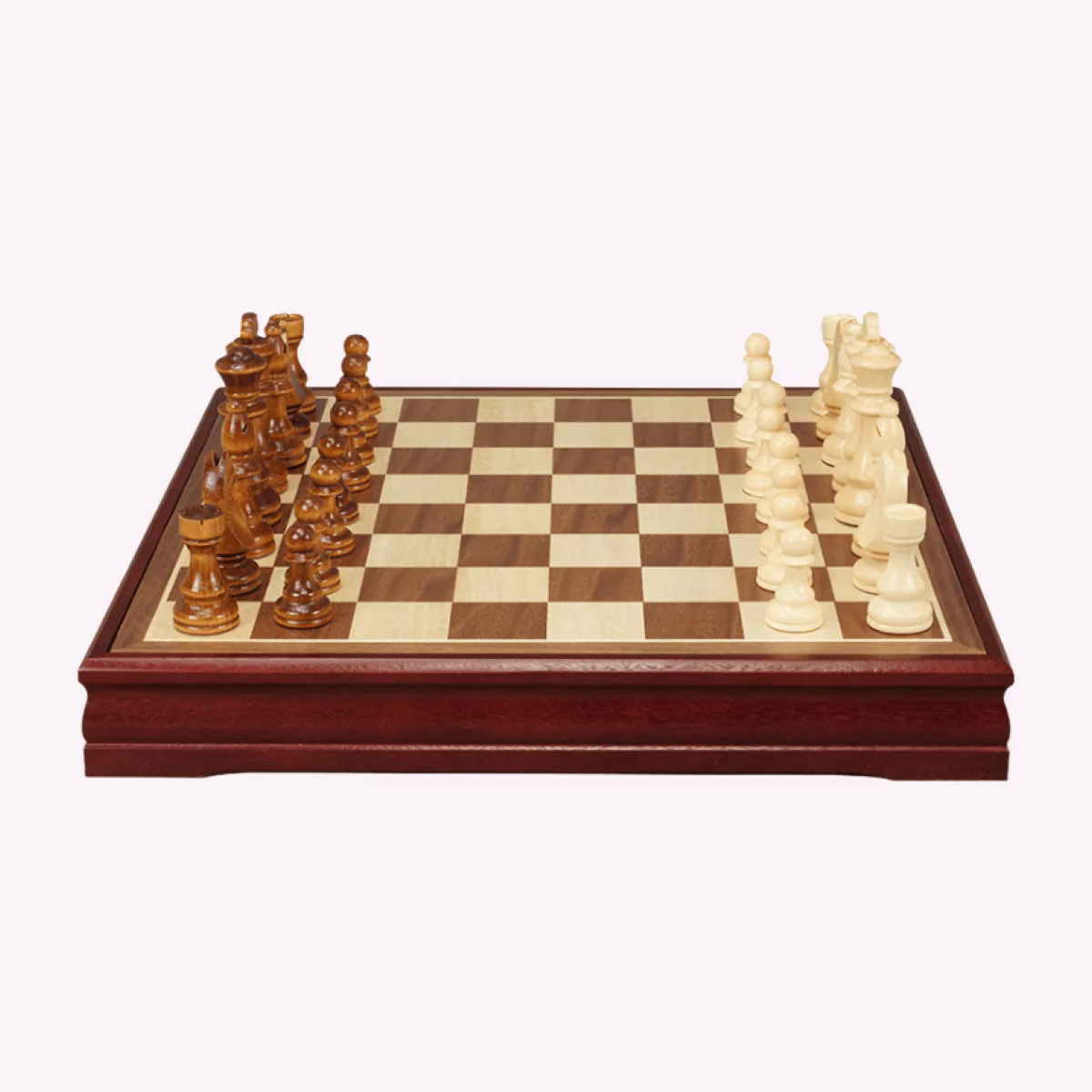 Schachbrett-Set aus Birkenholz, freigestellt